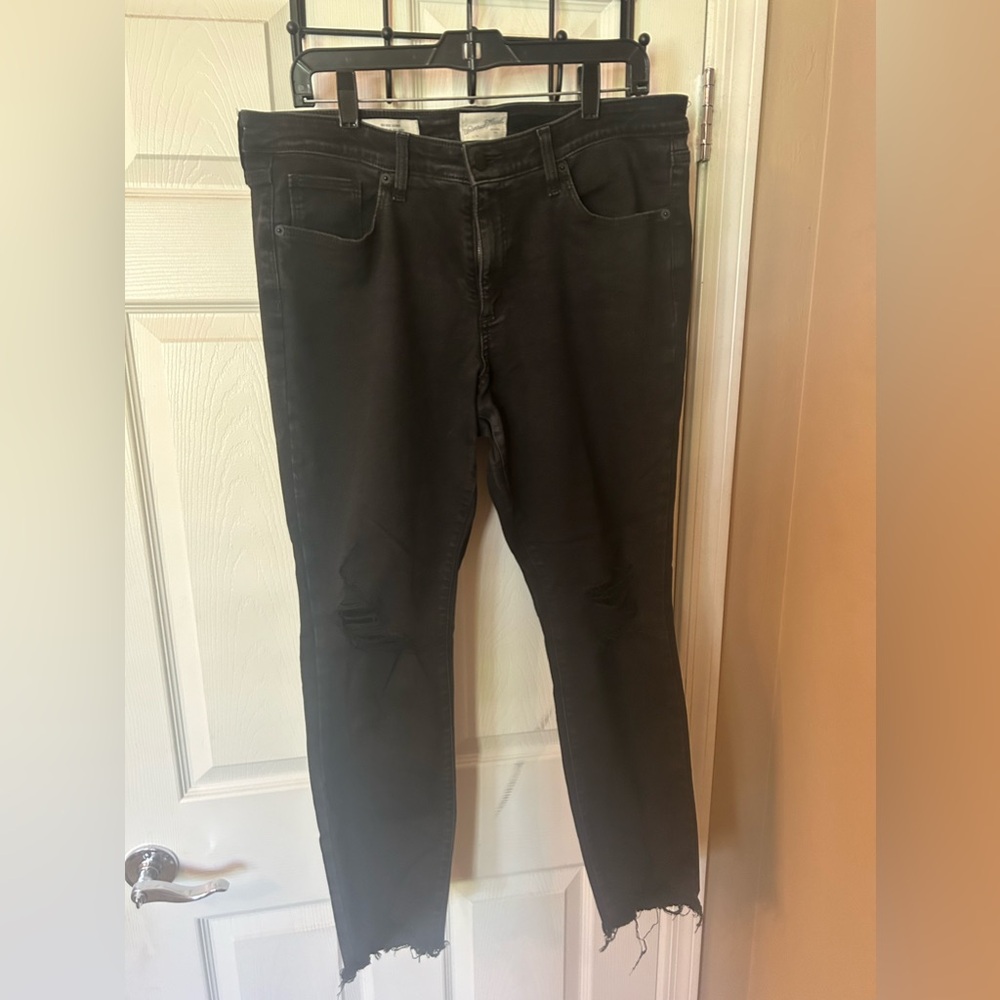 Universal Thread Distressed Straight leg Jeans